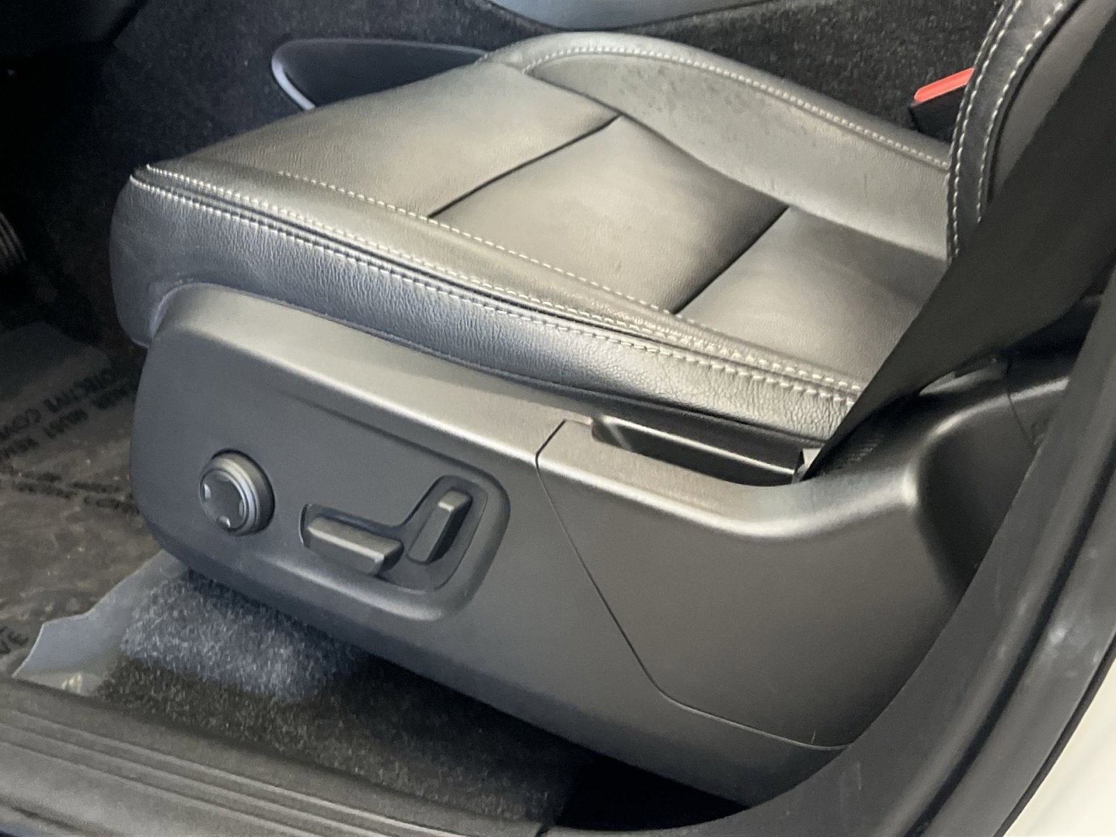 Used 2021 Volvo XC40 T5 Momentum w/ Premium Package image 12