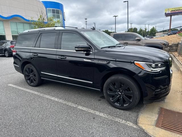 Used 2023 Lincoln Navigator Reserve AWD/4WD image 3