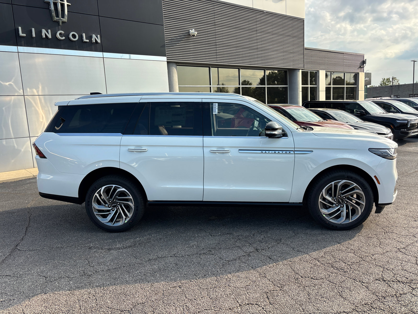 New 2027 Lincoln Navigator Reserve AWD/4WD image 8