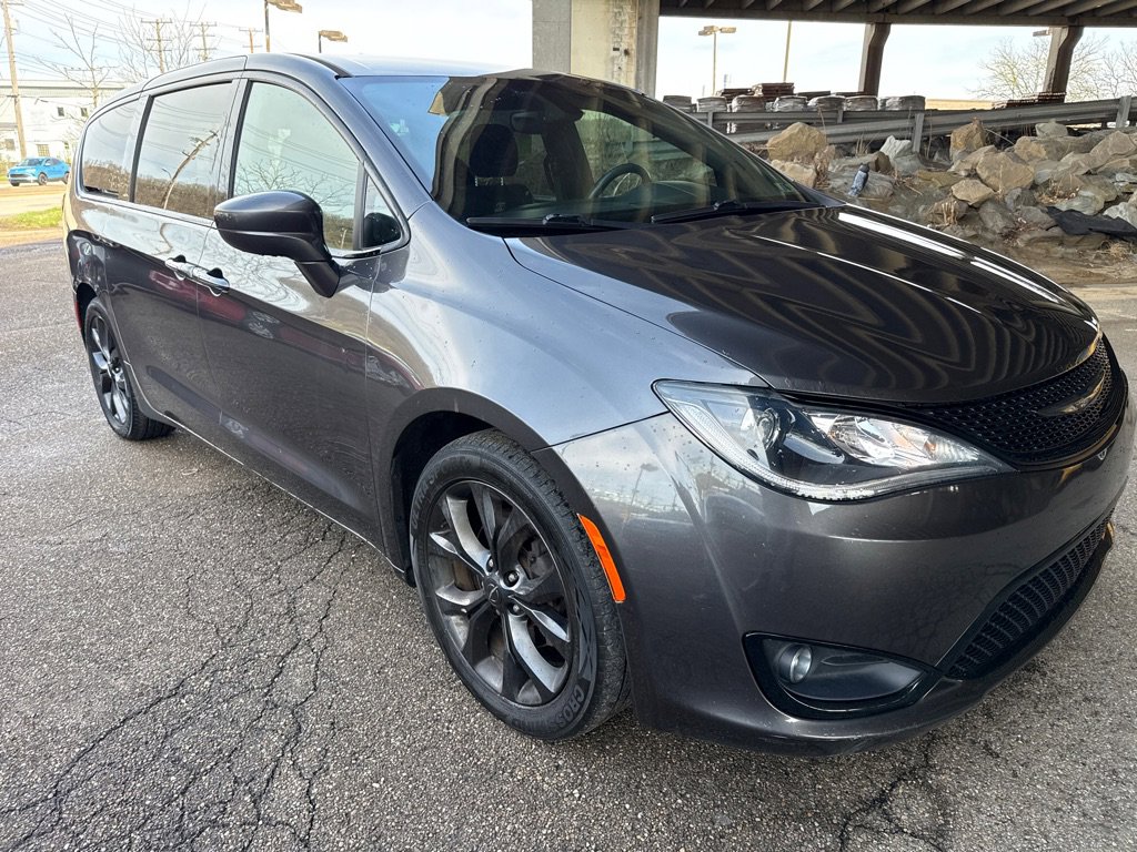 Used 2018 Chrysler Pacifica Touring Plus w/ S Appearance Package FWD image 4