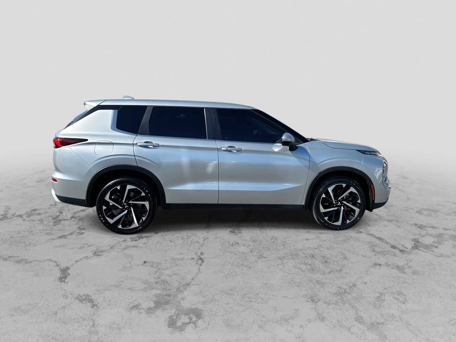 Used 2022 Mitsubishi Outlander SE AWD/4WD image 9