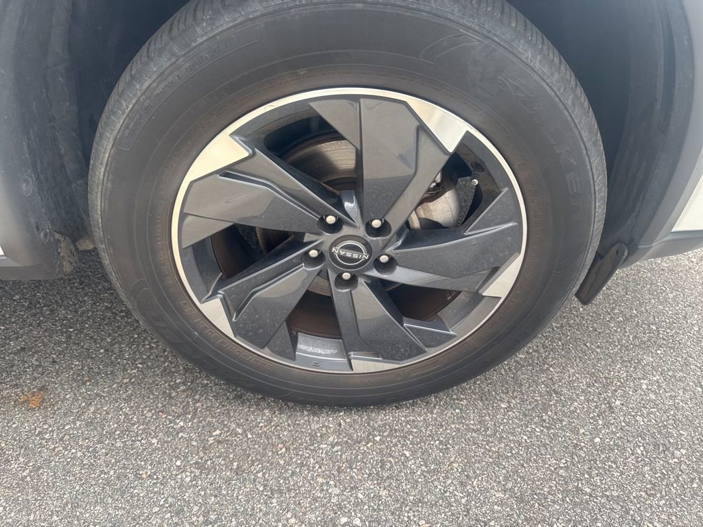 Used 2025 Nissan Rogue SV image 5