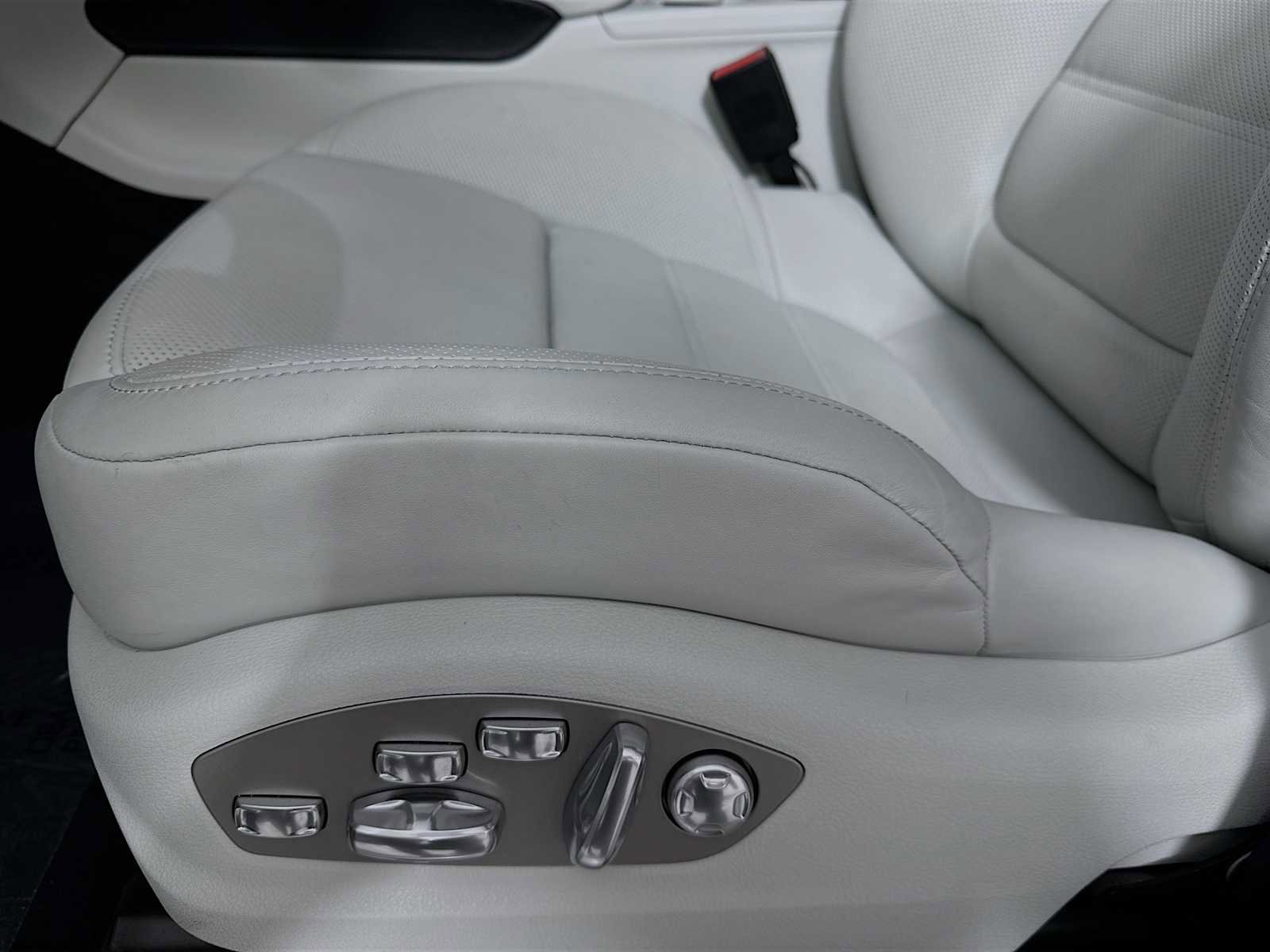 Certified 2025 Porsche Macan S image 13