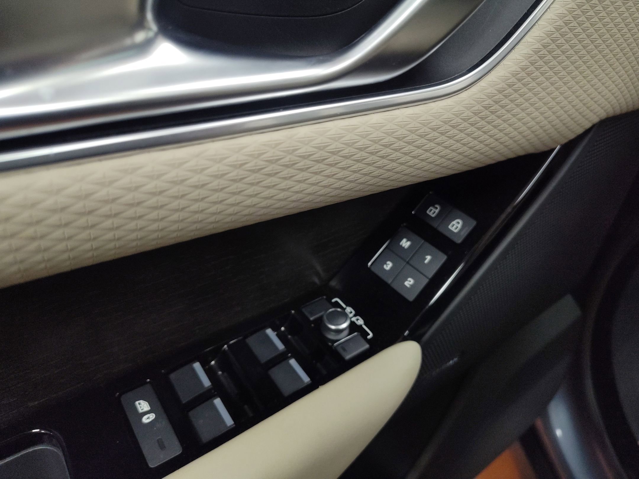 Used 2023 Land Rover Range Rover Velar R-Dynamic S image 14