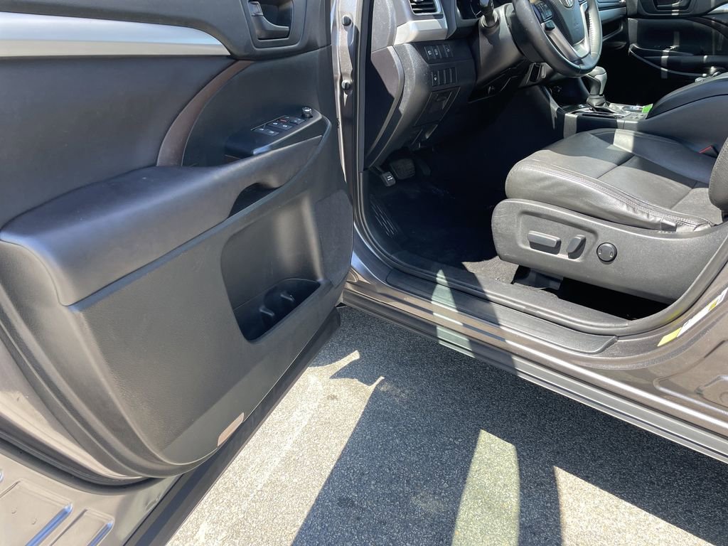 Used 2017 Toyota Highlander Plus w/ Carpet Mat Package AWD/4WD image 14