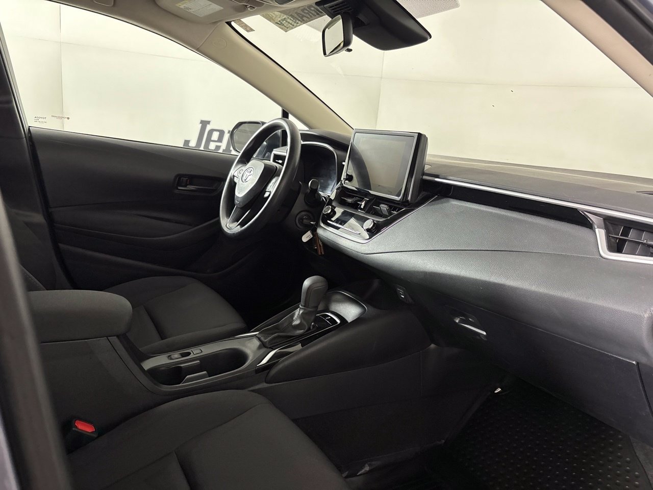 Used 2025 Toyota Corolla LE FWD image 30