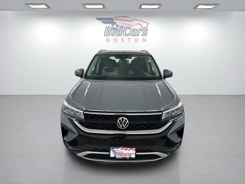 Used 2022 Volkswagen Taos SE w/ Panoramic Sunroof Package AWD/4WD image 2