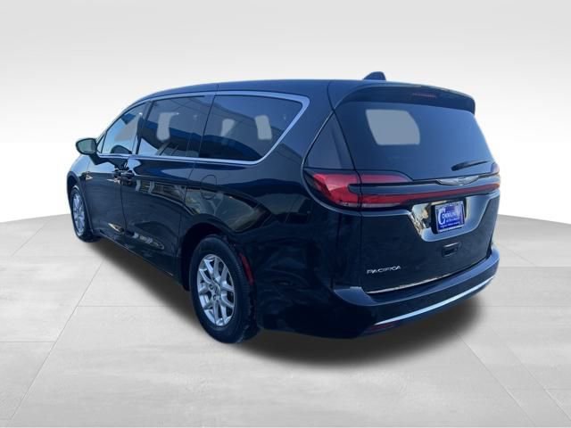 Used 2024 Chrysler Pacifica Touring-L FWD image 7