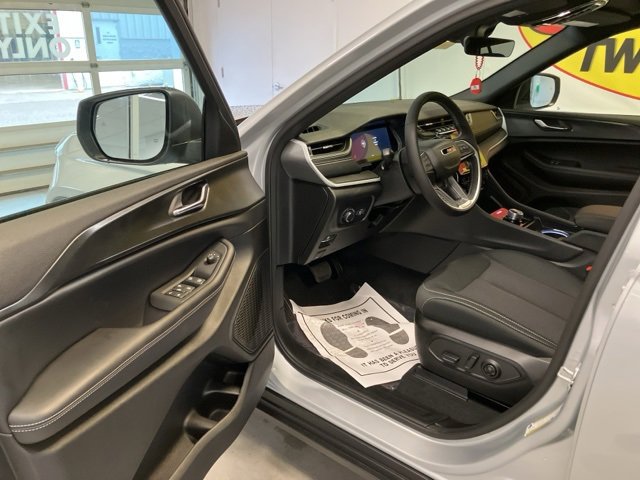 Used 2025 Jeep Grand Cherokee Laredo X w/ Luxury Tech Group I image 16