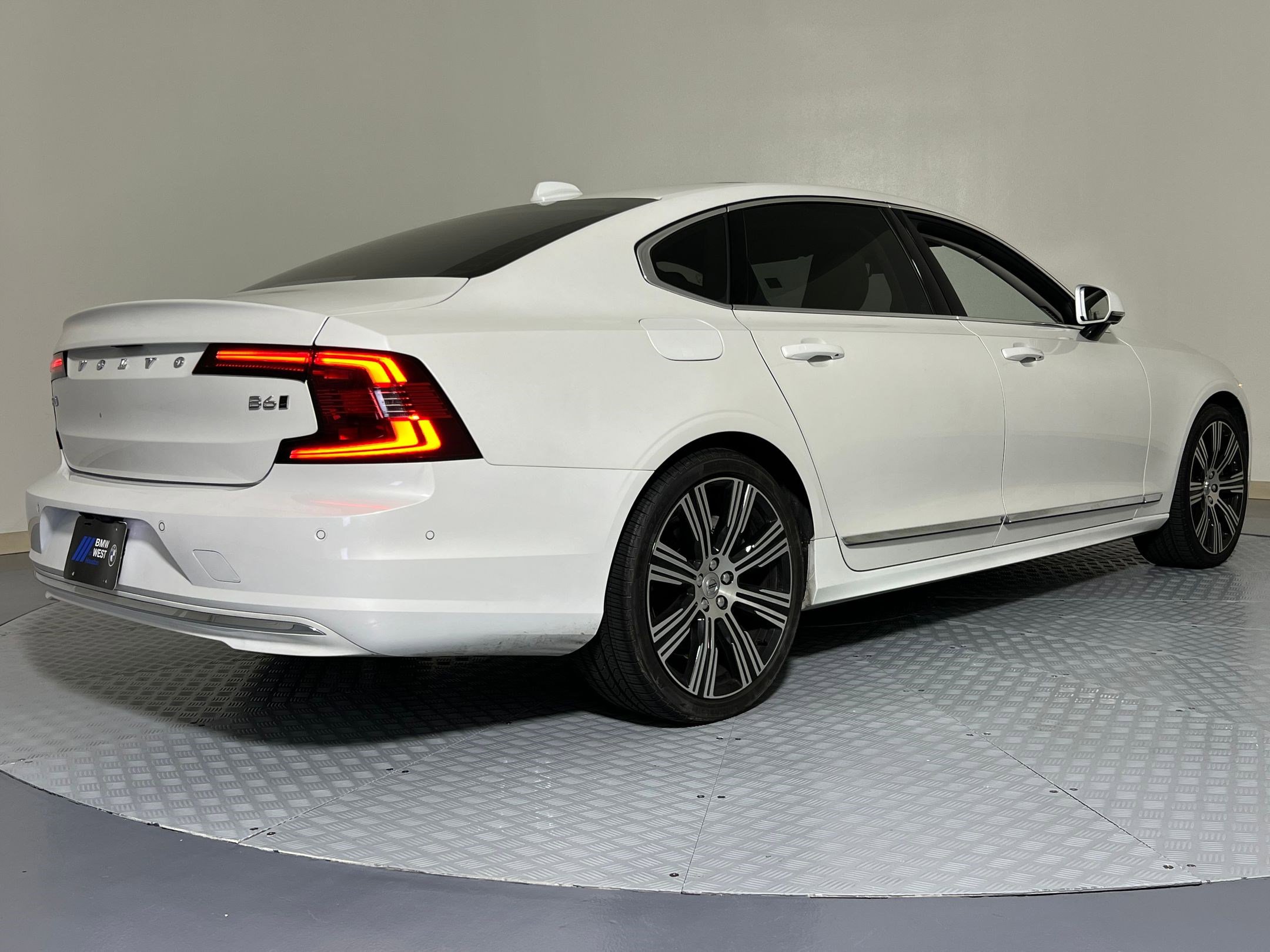 Used 2025 Volvo S90 B6 Plus image 9