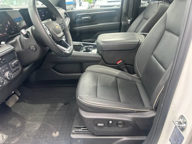 Used 2025 Chevrolet Suburban Premier AWD/4WD image 4