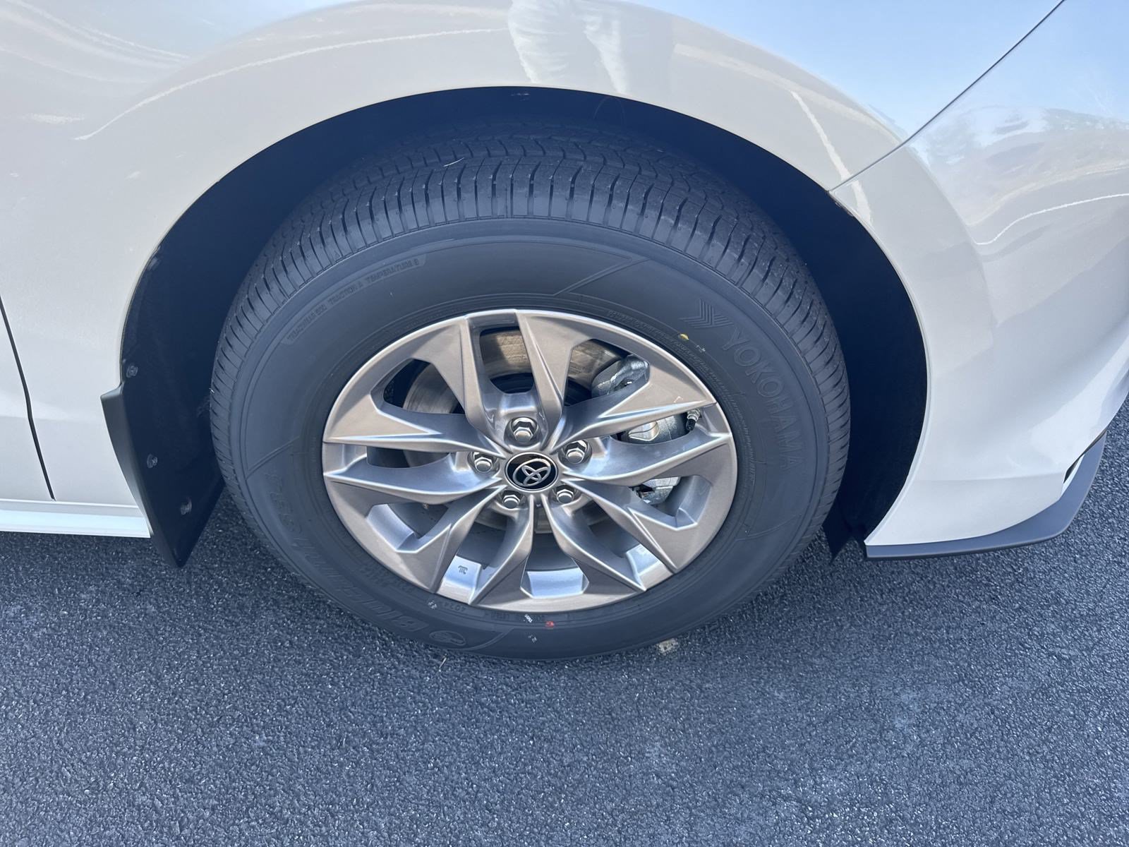 New 2025 Toyota Sienna XLE FWD image 10