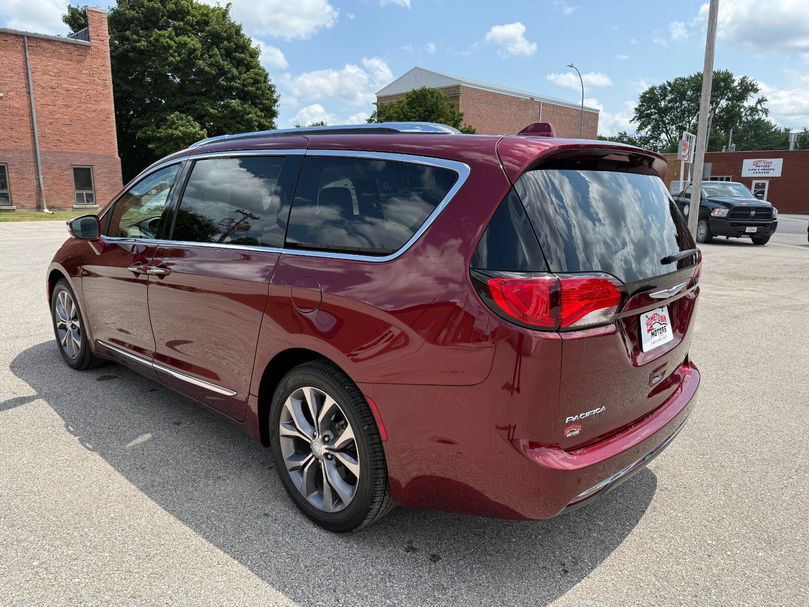Used 2018 Chrysler Pacifica Limited w/ Tire & Wheel Group FWD image 7