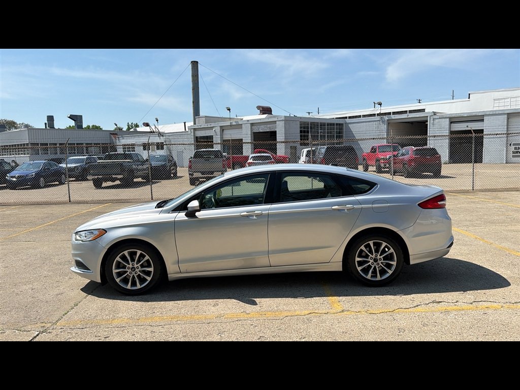 Used 2017 Ford Fusion SE w/ Fusion SE Technology Package FWD image 3