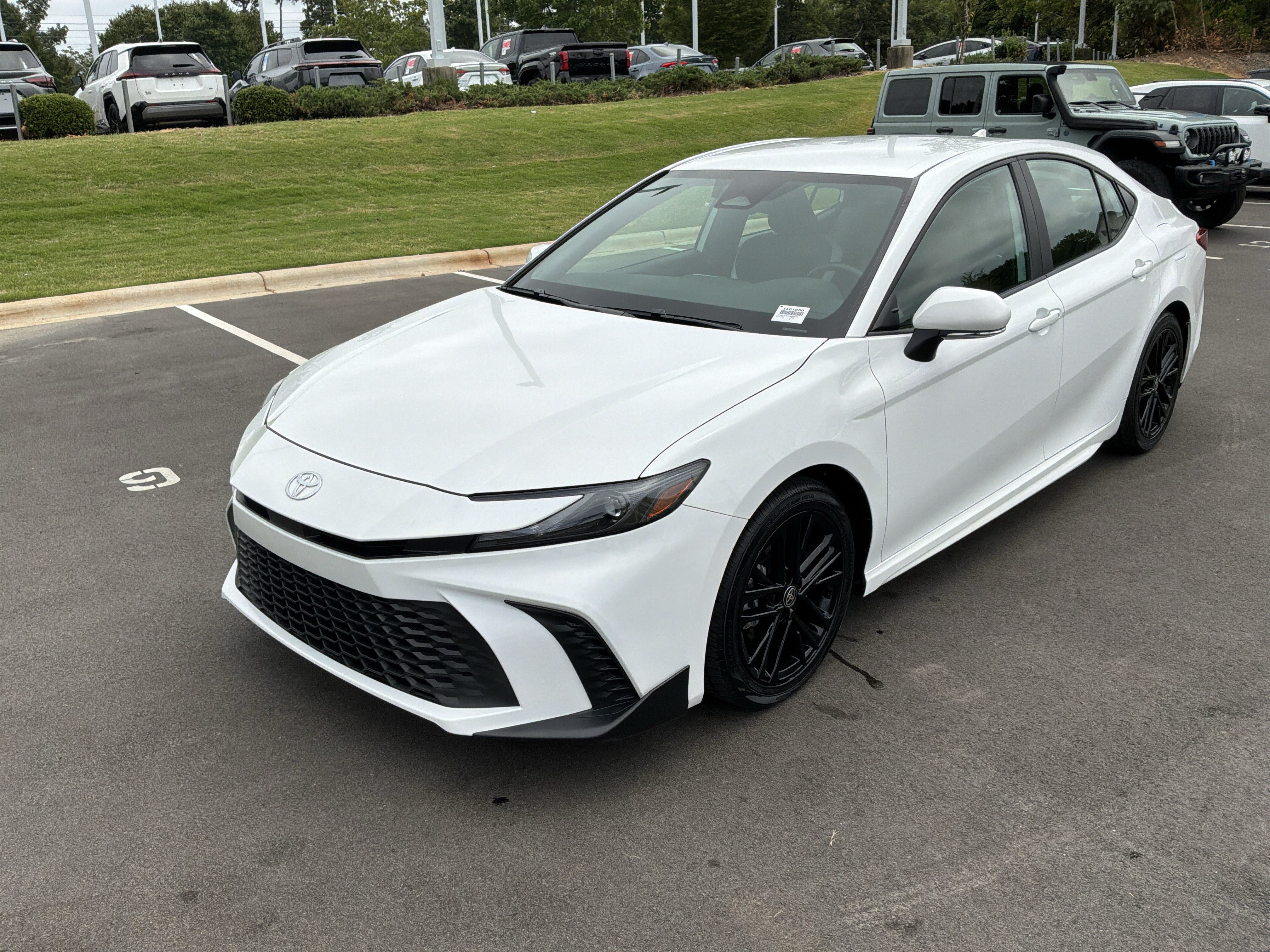 Used 2025 Toyota Camry SE FWD image 5