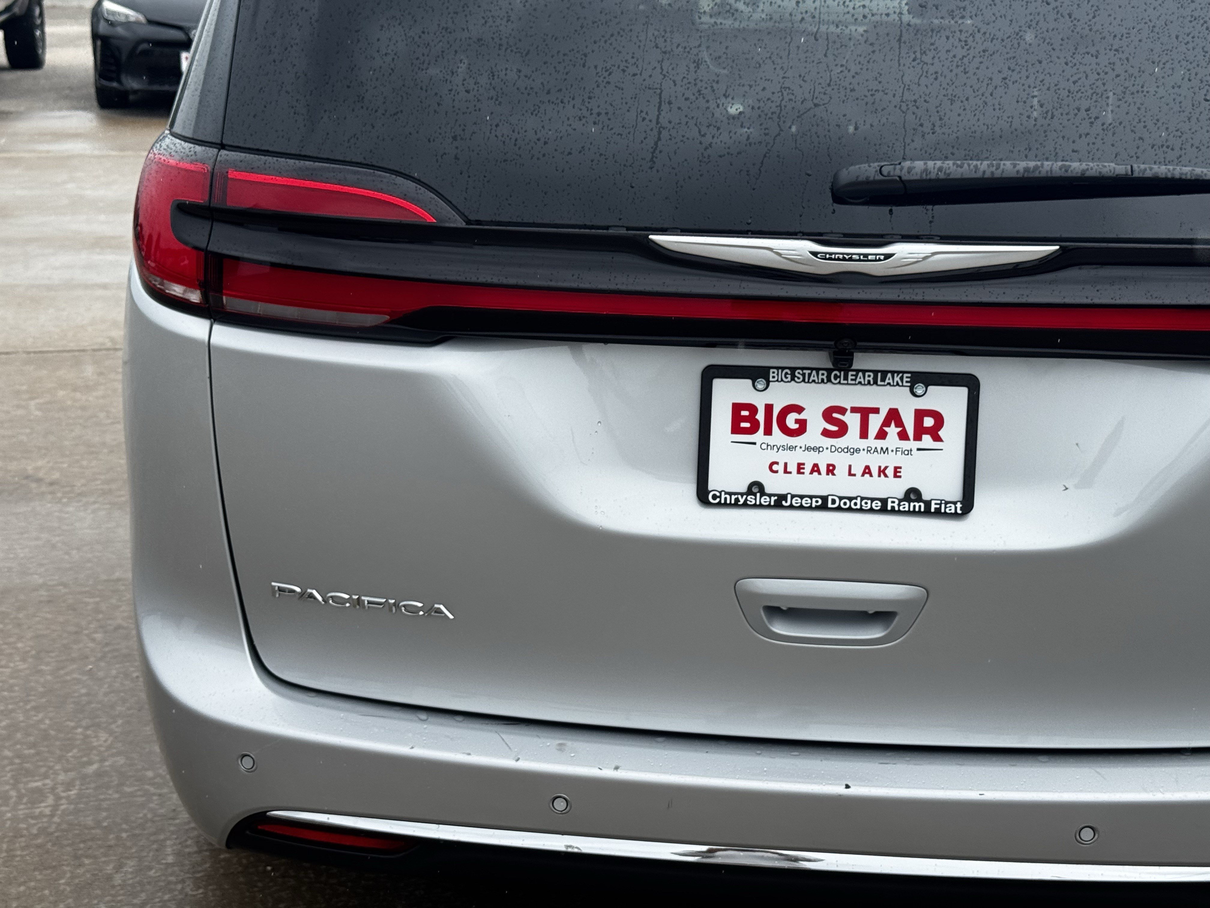 Used 2026 Chrysler Pacifica Limited FWD image 11
