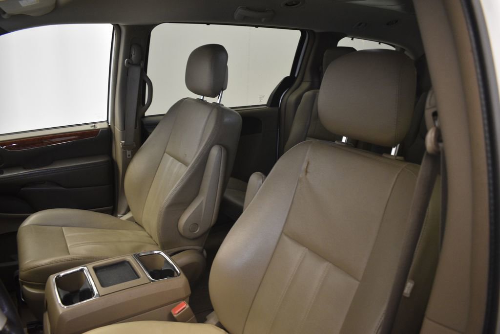 Used 2015 Chrysler Town & Country Touring w/ Driver Convenience Group image 29