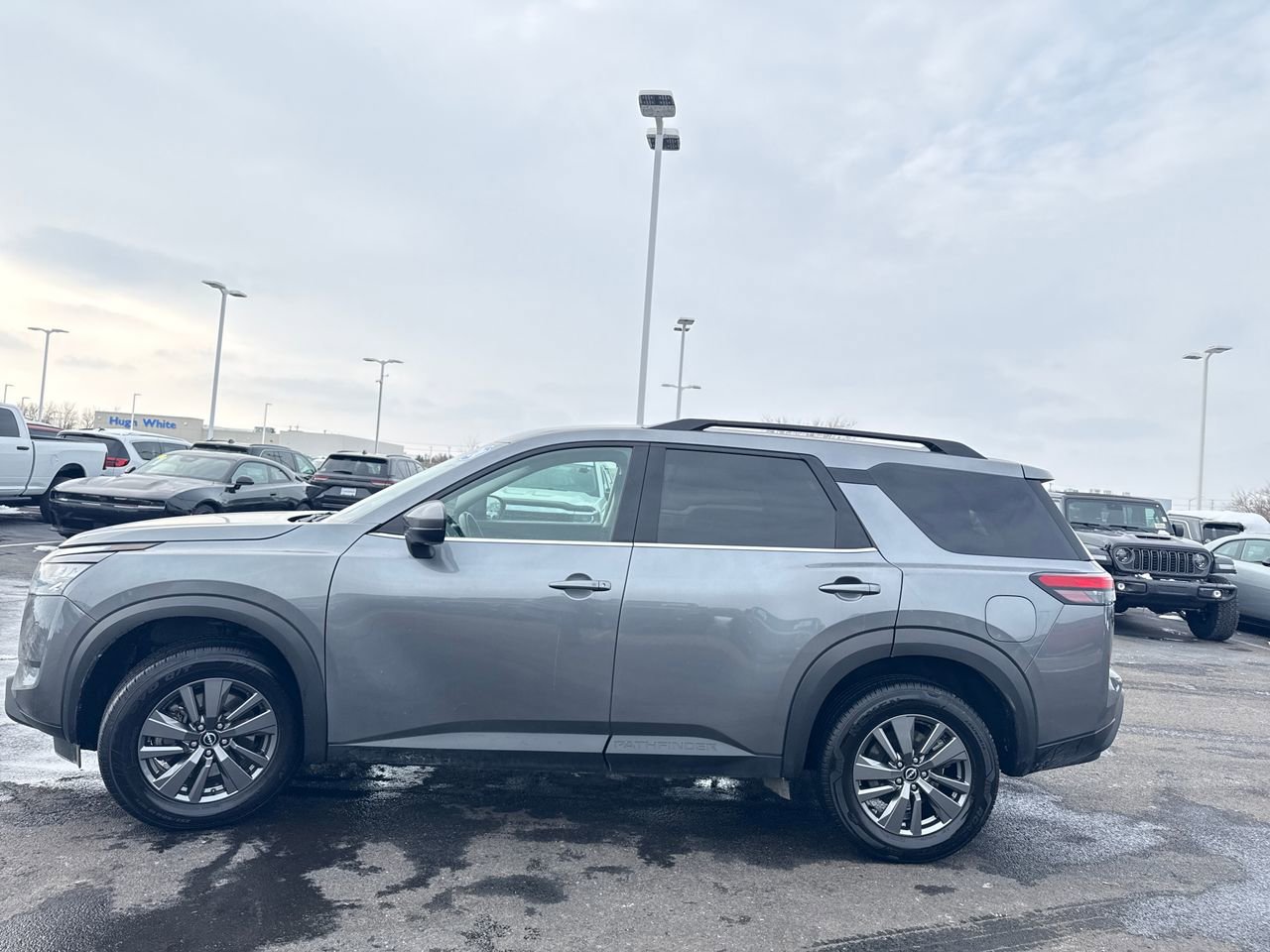 Used 2024 Nissan Pathfinder SV image 6