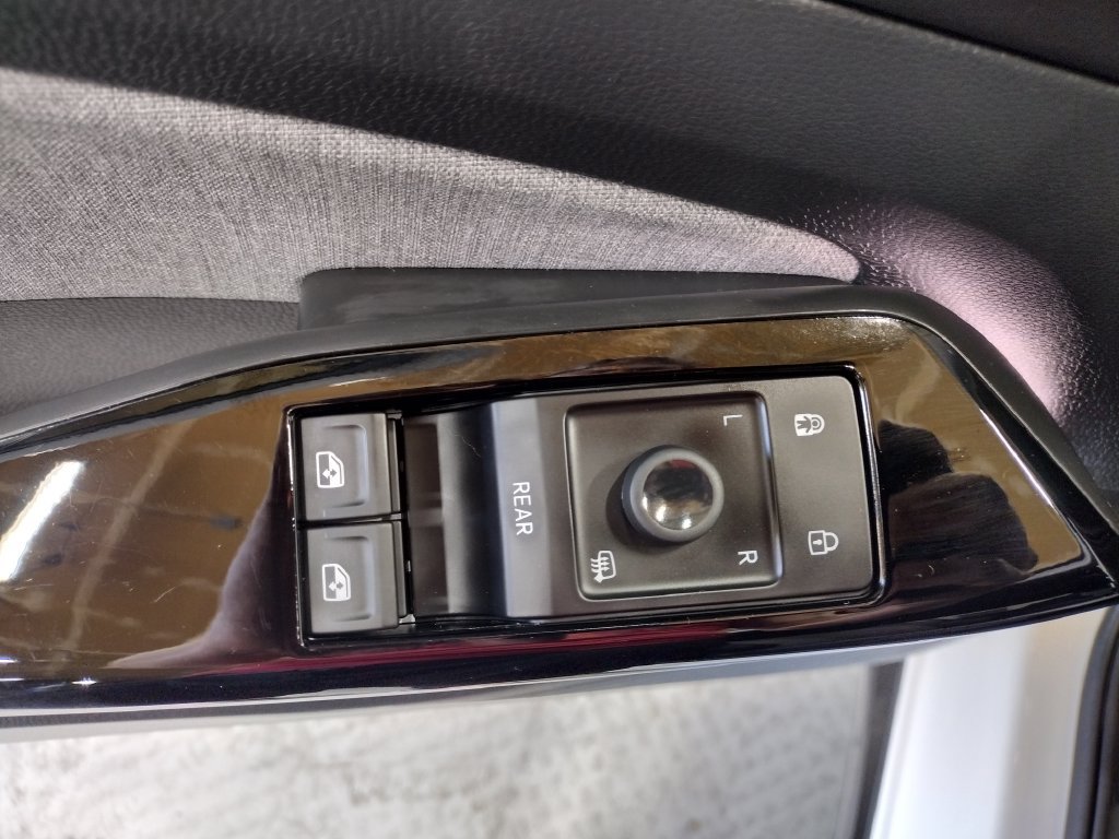 Certified 2023 Volkswagen ID.4 Pro AWD/4WD image 19