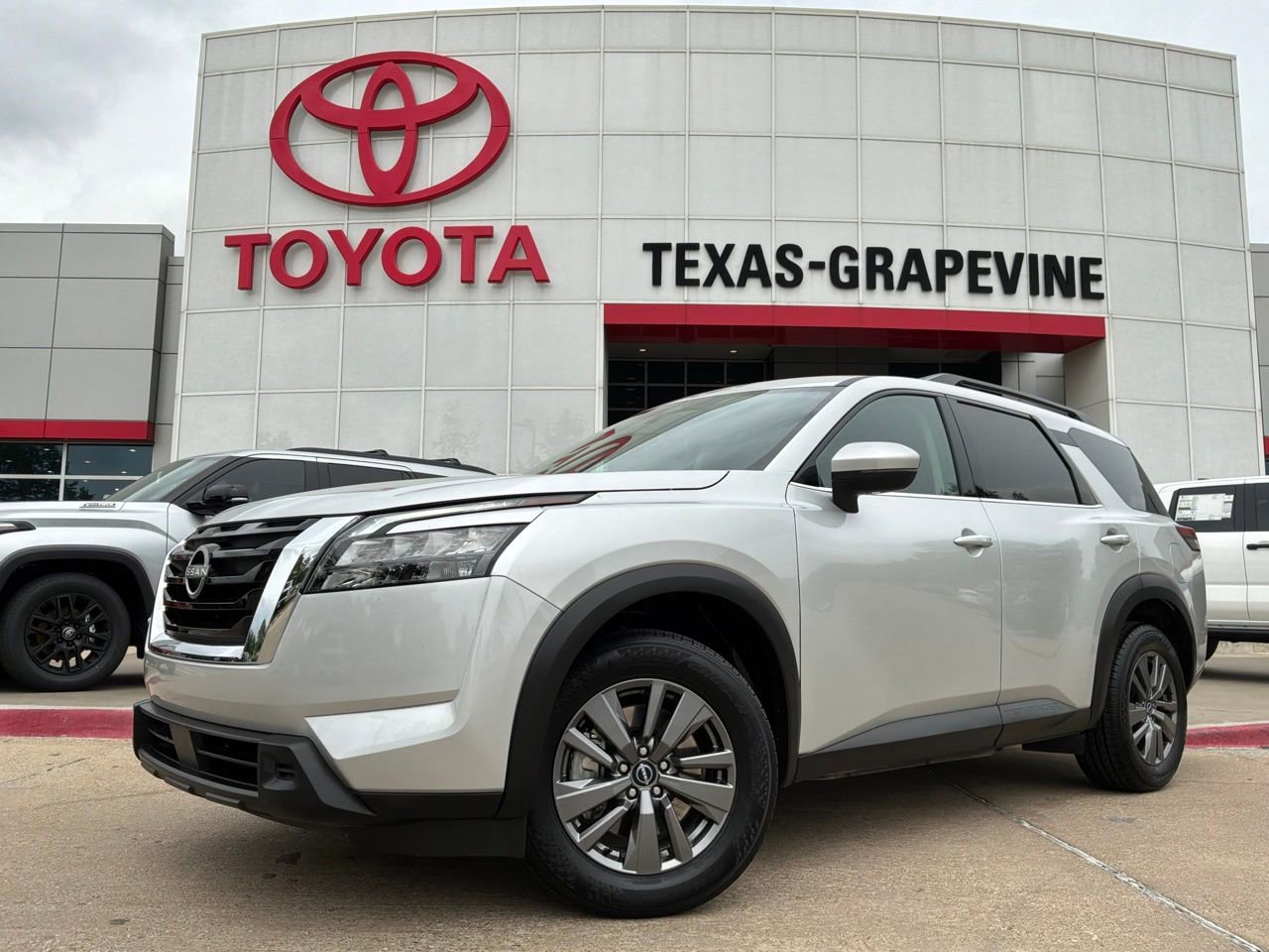 Used 2025 Nissan Pathfinder SV image 2