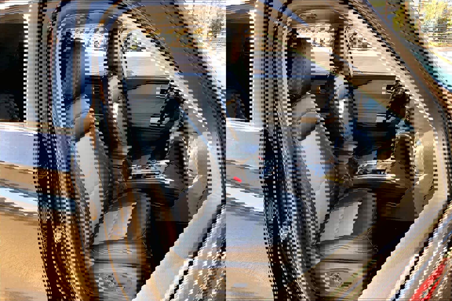 Used 2022 Ford Explorer XLT w/ Equipment Group 202A image 9