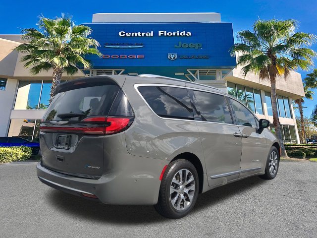 Used 2023 Chrysler Pacifica Pinnacle FWD image 5