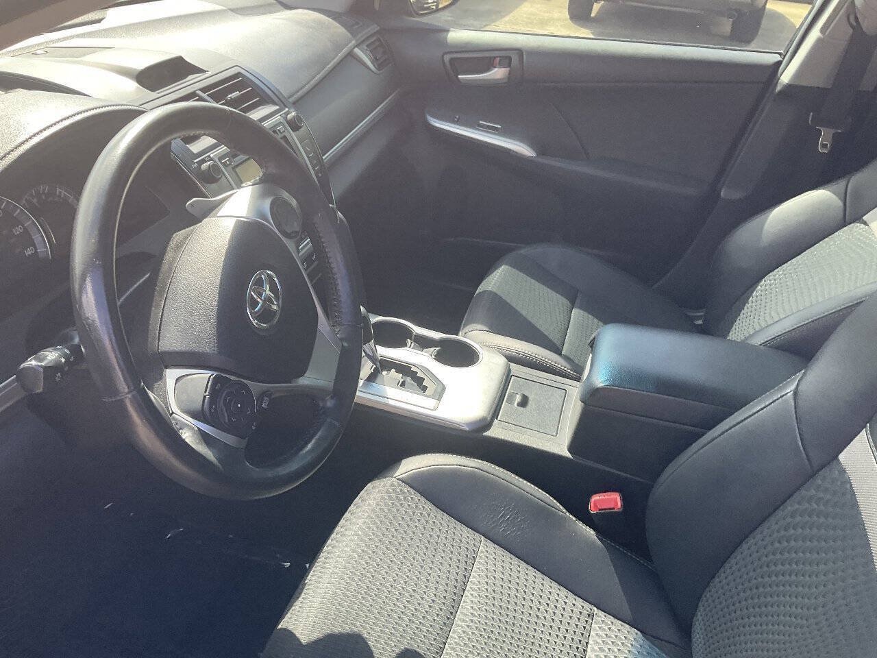Used 2014 Toyota Camry SE FWD image 11
