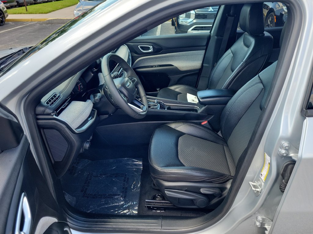 Used 2024 Jeep Compass Latitude AWD/4WD image 16