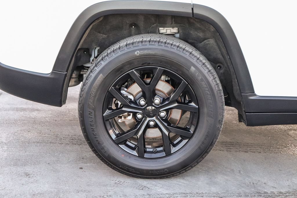 Used 2025 Jeep Grand Cherokee Altitude AWD/4WD image 12