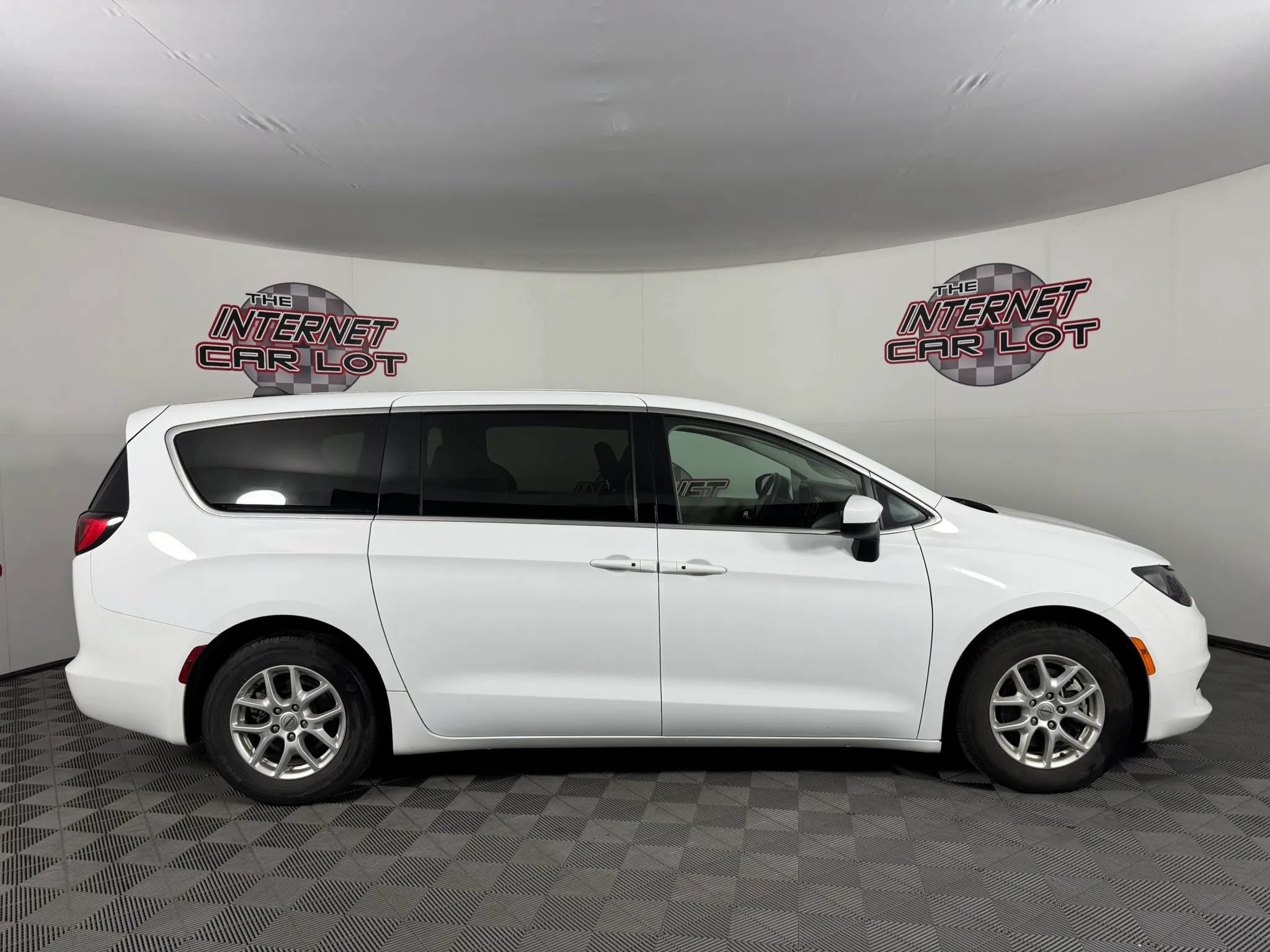 Used 2022 Chrysler Voyager LX FWD image 8