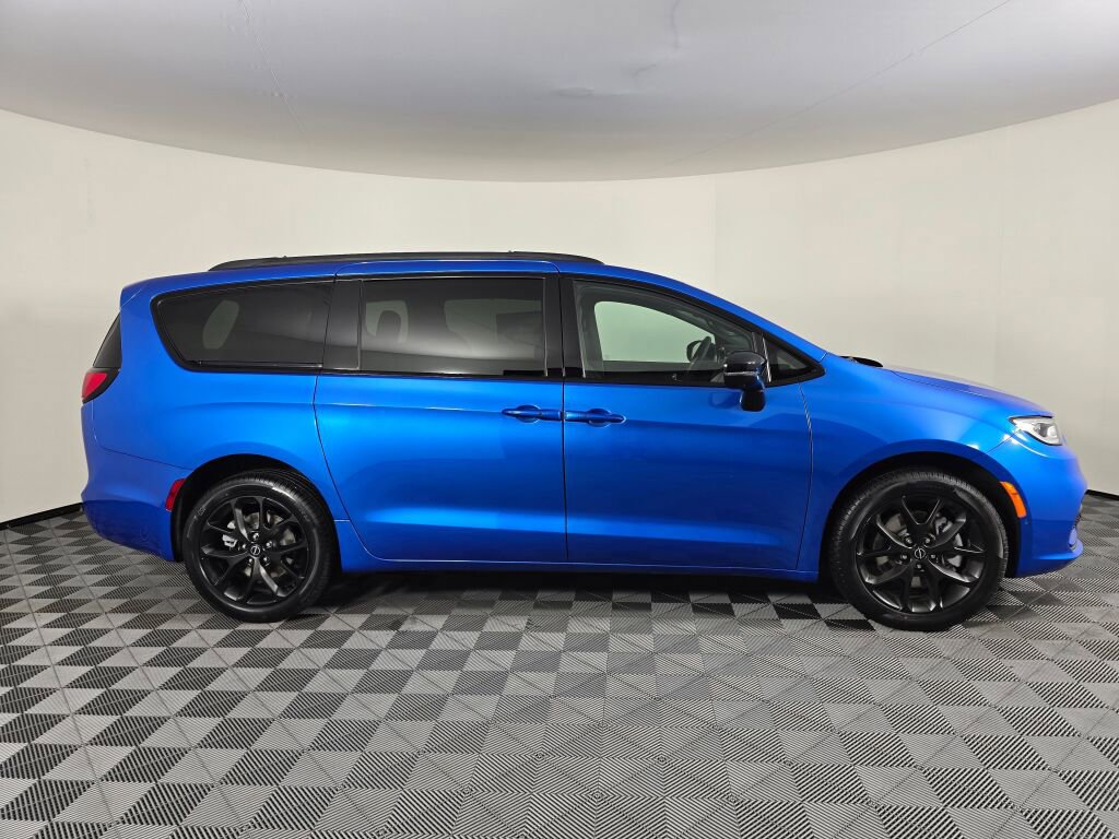 New 2026 Chrysler Pacifica Select AWD/4WD image 3