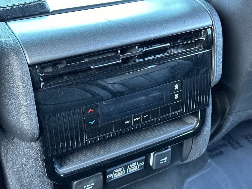 Used 2025 Jeep Wagoneer 4WD image 16