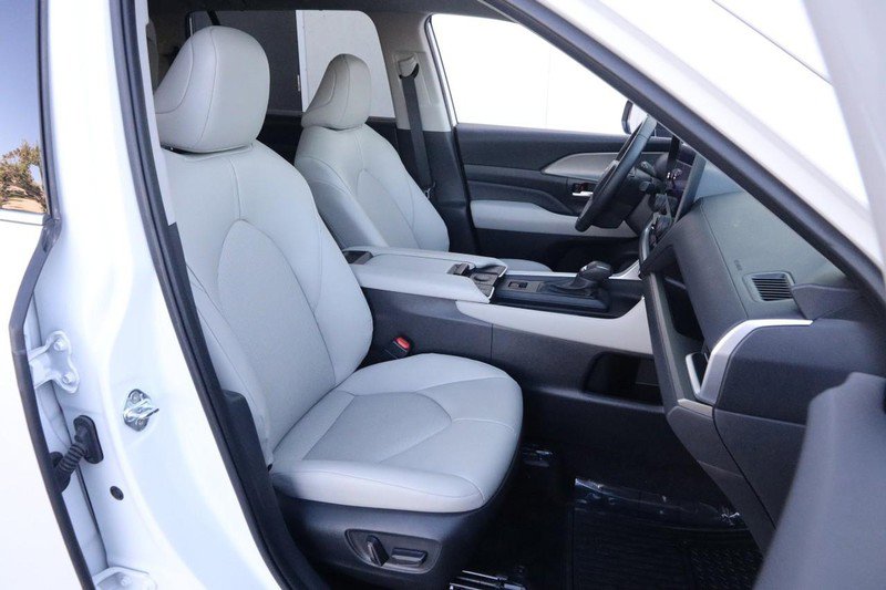 Used 2025 Toyota Grand Highlander AWD image 27
