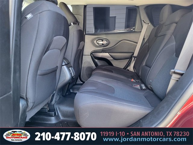 Used 2019 Jeep Cherokee Latitude w/ Popular Appearance Group image 16