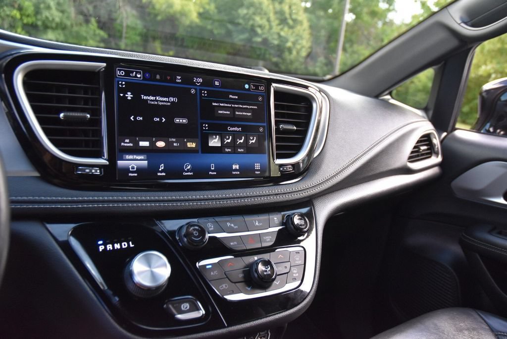 Used 2021 Chrysler Pacifica Touring-L w/ Uconnect Theater Family Group FWD image 26