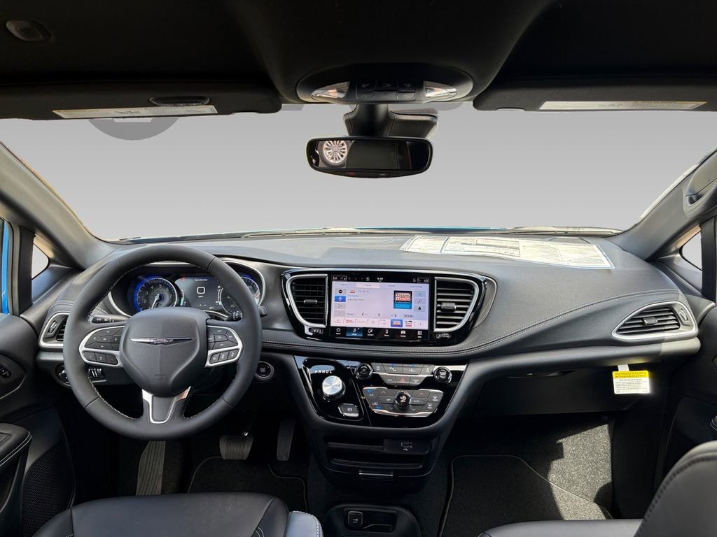 New 2026 Chrysler Pacifica Select image 3