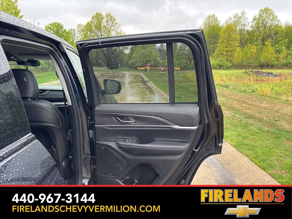 Used 2023 Jeep Grand Cherokee Limited w/ Black Appearance Package AWD/4WD image 34