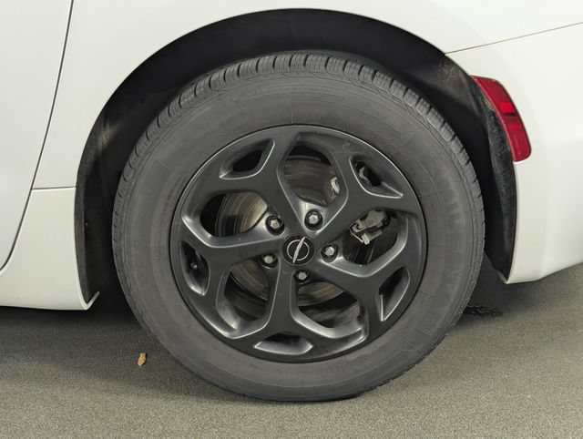 Used 2024 Chrysler Pacifica Limited FWD image 11