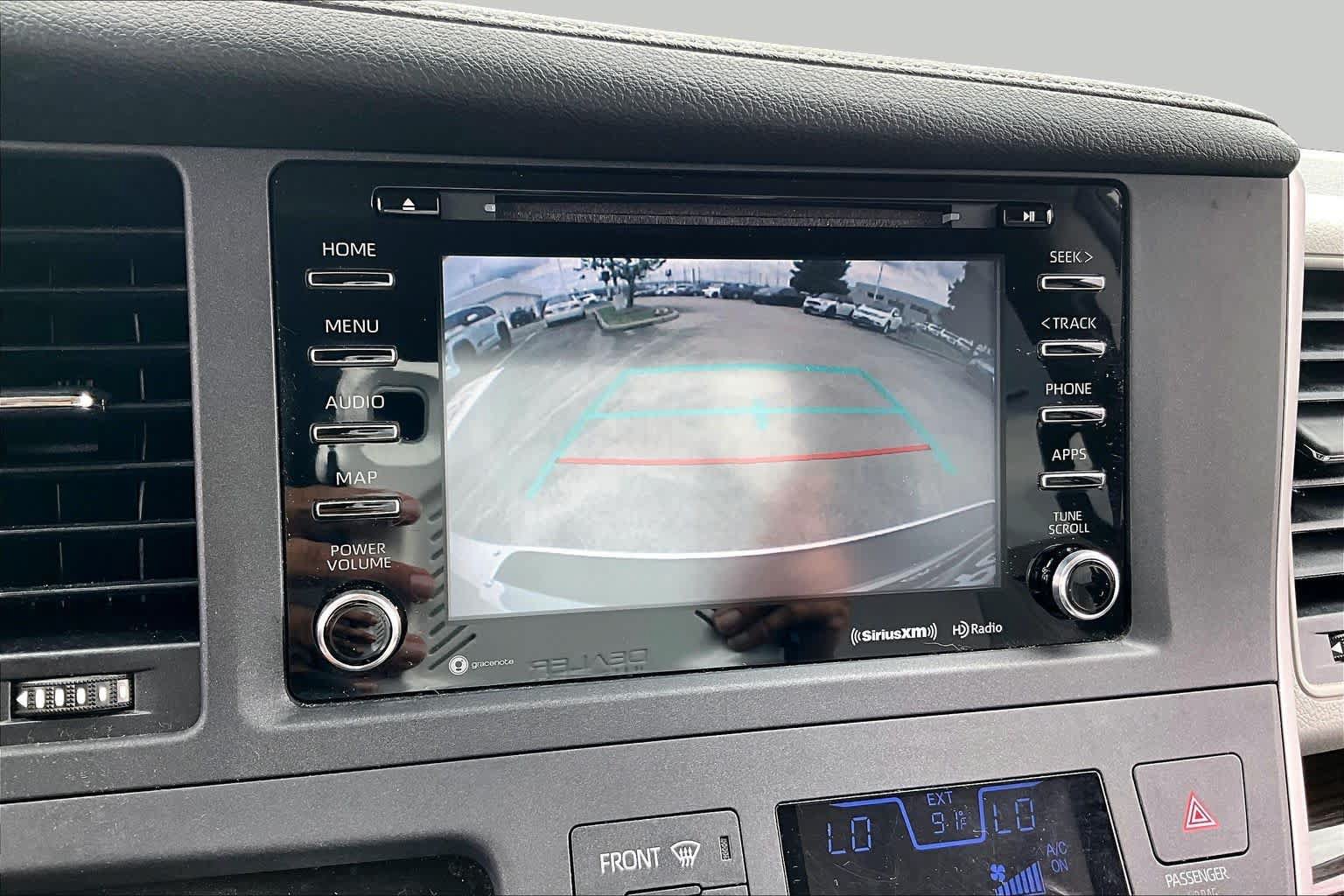 Used 2020 Toyota Sienna XLE Premium FWD image 25