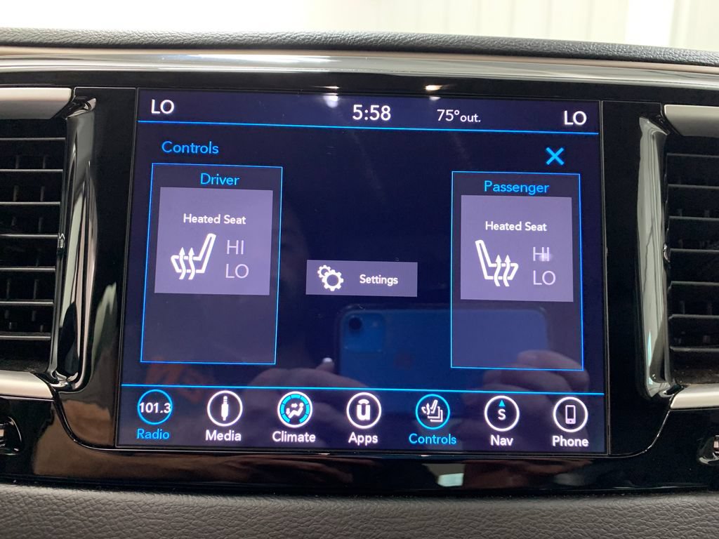 Used 2018 Chrysler Pacifica Touring-L FWD image 30