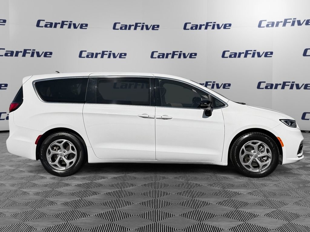Used 2024 Chrysler Pacifica Limited image 7