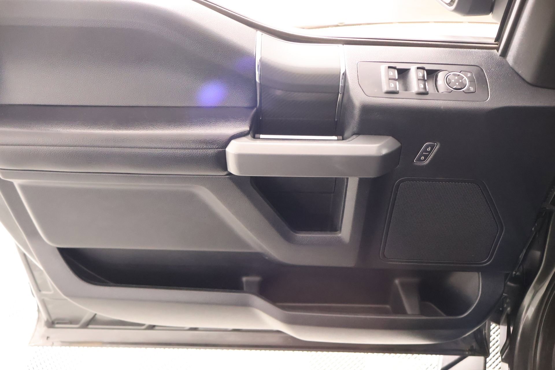 Used 2018 Ford F150 XLT w/ Equipment Group 302A Luxury AWD/4WD image 17