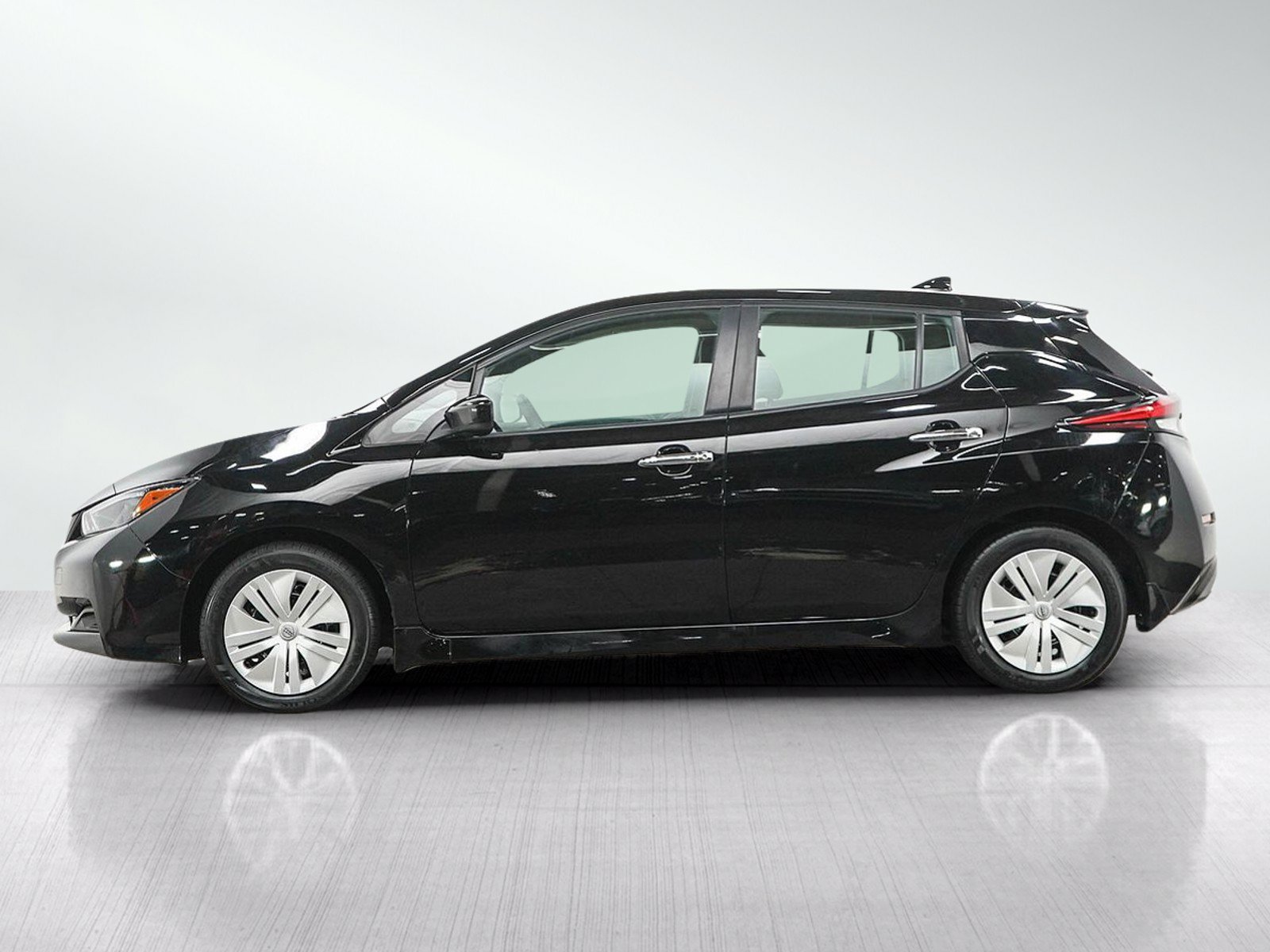 Used 2025 Nissan Leaf S FWD image 2