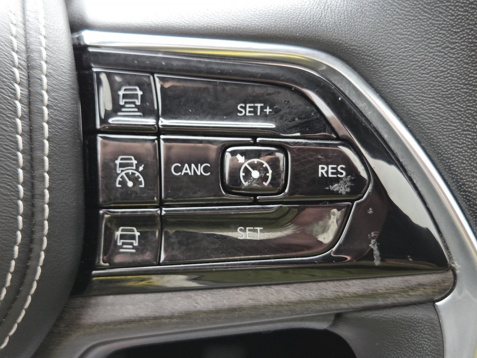 Used 2022 Jeep Grand Cherokee Overland AWD/4WD image 14