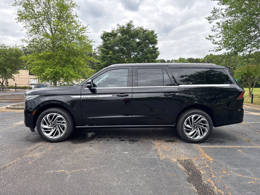New 2026 Lincoln Navigator L Reserve AWD/4WD image 9