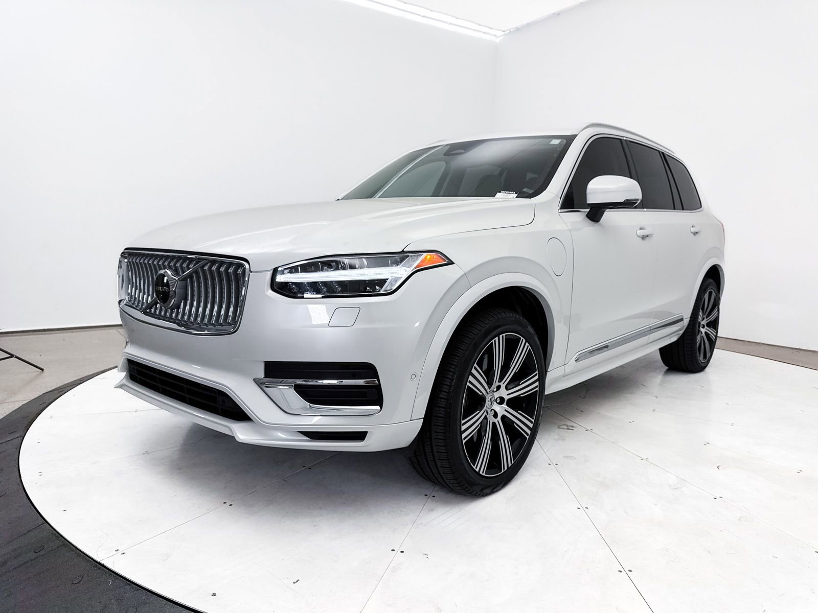 Used 2024 Volvo XC90 T8 Plus w/ Protection Package Premier image 16