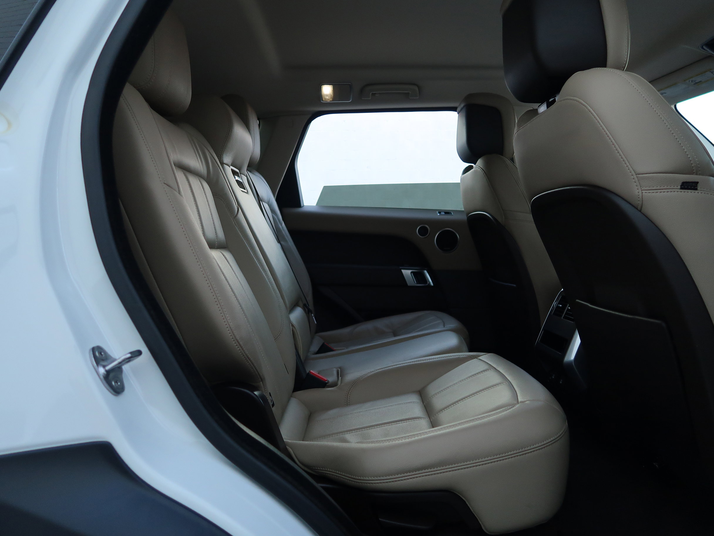 Used 2018 Land Rover Range Rover Sport SE image 45