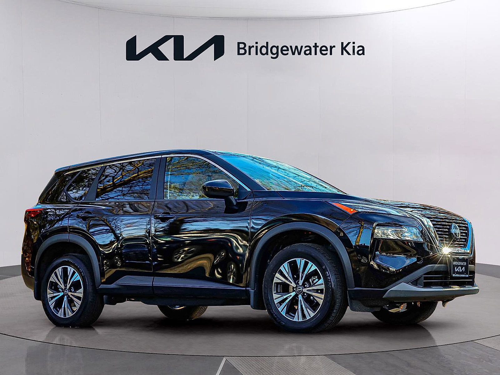 Used 2023 Nissan Rogue SV image 2