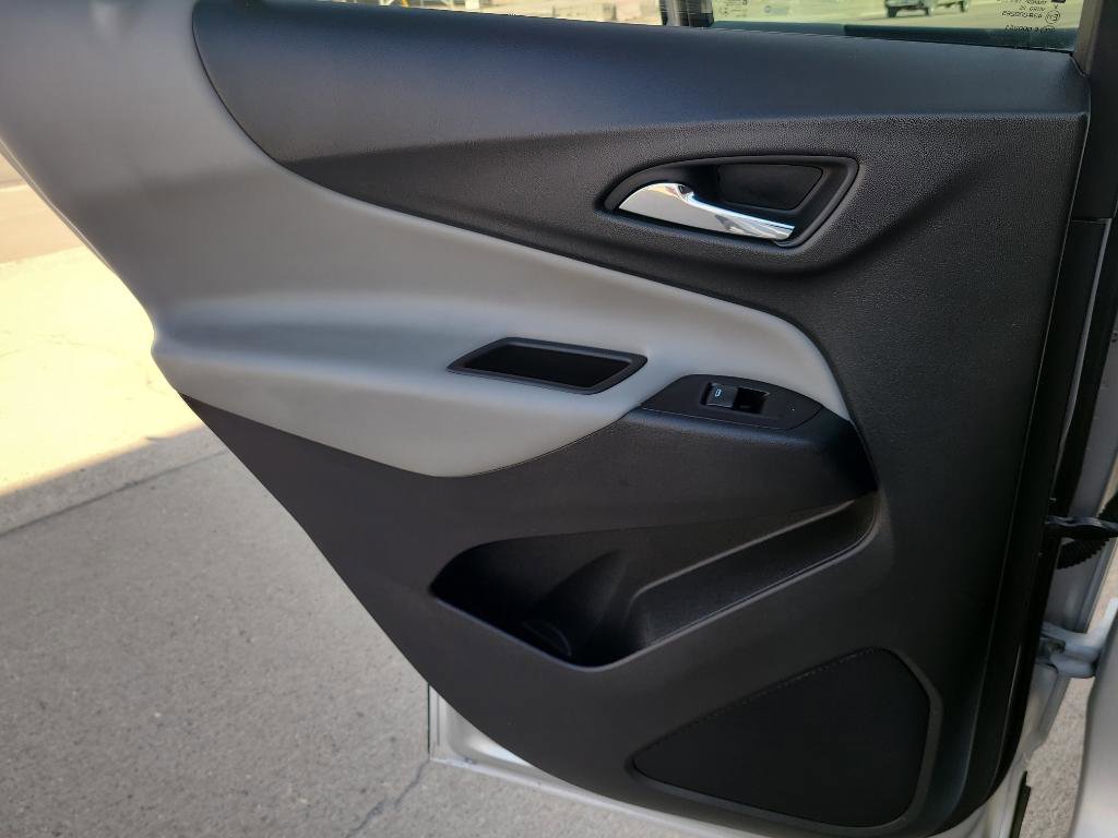 Used 2021 Chevrolet Equinox LT w/ Driver Convenience Package image 16