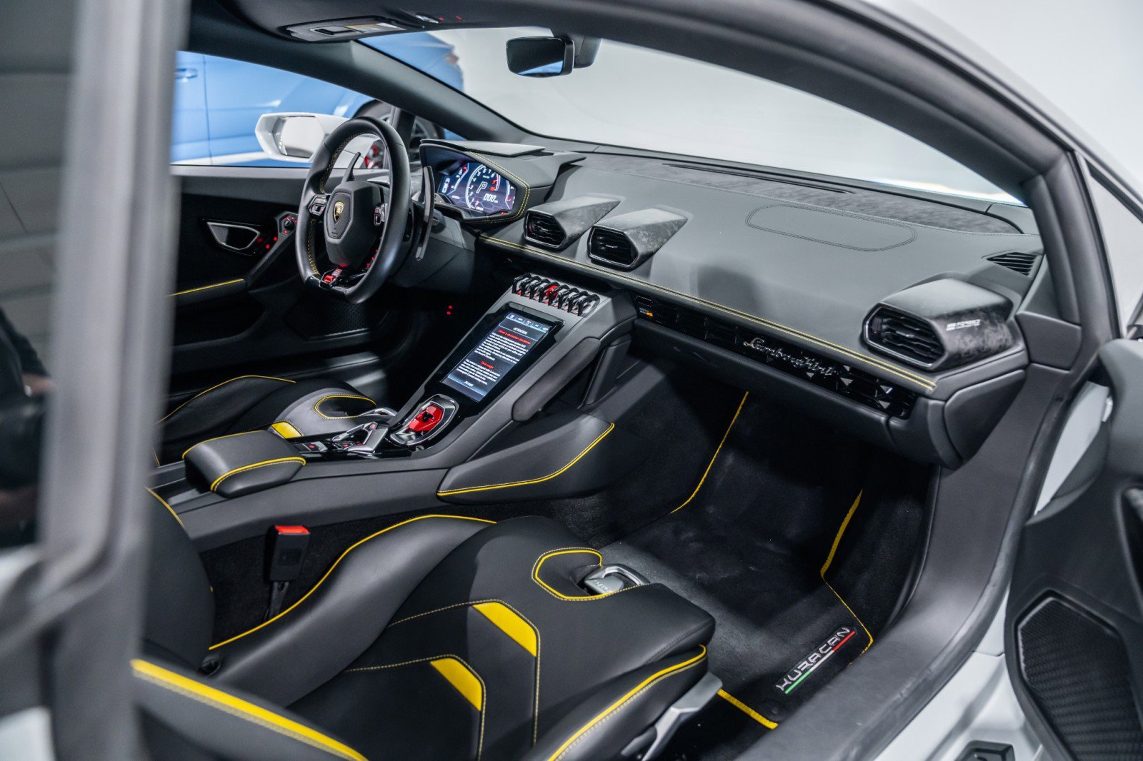 Used 2020 Lamborghini Huracan EVO image 28